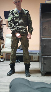 Chico del ejército se corre