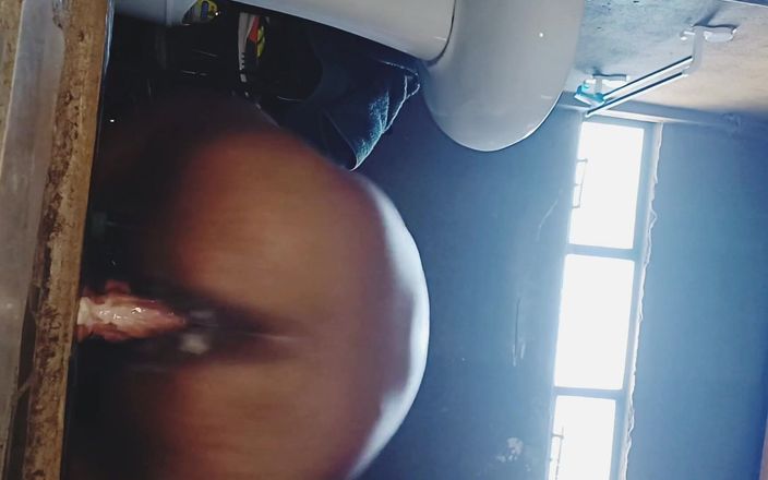 Assbooy: Velký černý zadek šukání dildo a krémování