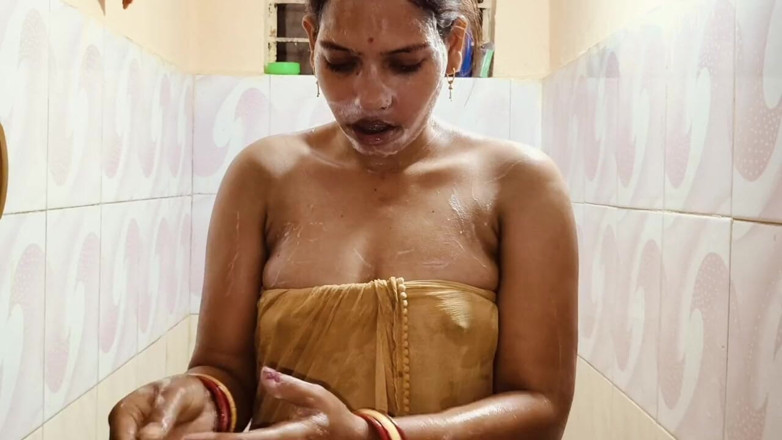 Madhu bhabhi: Video mandi bugil istri di rumah desa alami