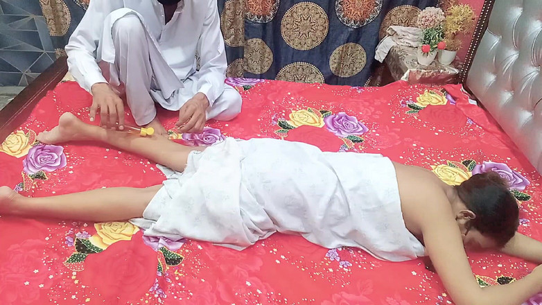 MehwishButt: एक भारतीय देसी चोदने लायक मम्मी ने मालिश के लिए मालिश करने वाली को बुलाया और मालिश करने वाली ने अपनी भारतीय देसी भाभी की चुदाई की मालिश
