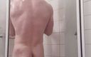 Muscle Guy porn: Gespierde man neemt een douche