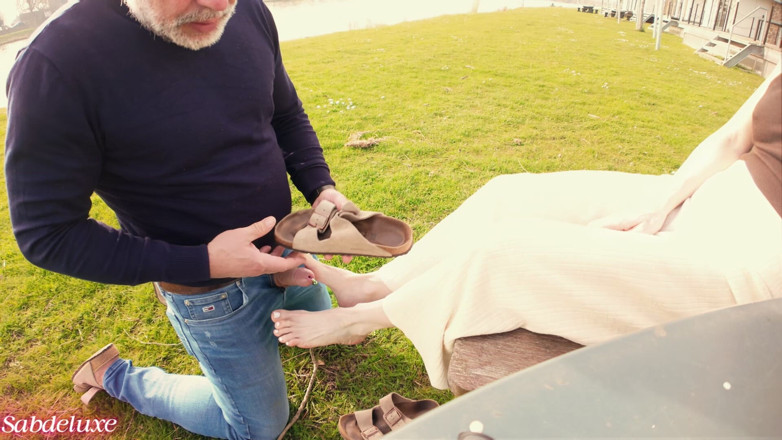 Sabdeluxe: 210 Footjob inaspettato