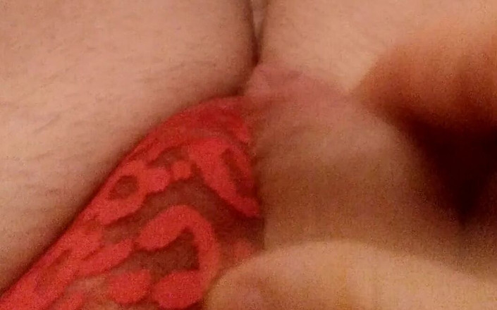 Cindy Belfast: Оргазм сисси с батплагом от розовых трусиков