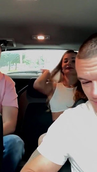 Șoferul Uber a umplut pizda iubitei mele cu spermă - ejaculare înăuntru publică cu un străin