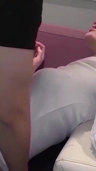 Zapomenuté potěšení se vrací. Vdaná kráska se usmívá, zatímco znovu žádá o jednu intimní lekci.