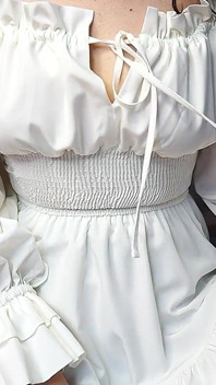 Una ragazza carina con un bel vestito bianco ha deciso di mostrare la sua figa