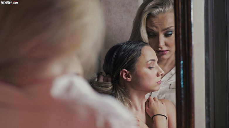 MixedX: Paskudna macocha milf mści się na swojej nastoletniej pasierbicy