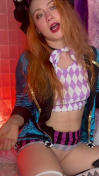 Menina chapeleira louca tem um presente interessante para o Halloween!