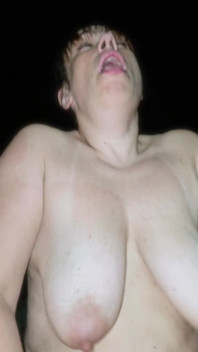 西班牙熟女三人行，泳池里有两个粉丝。