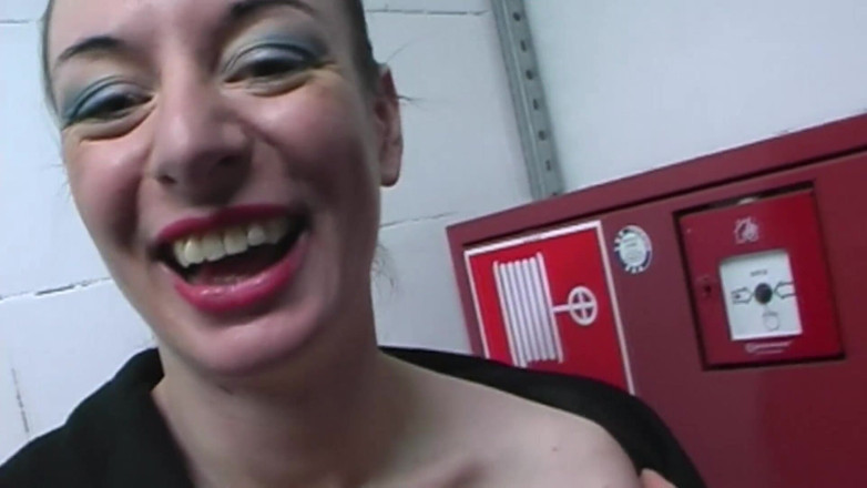 Erotic Pleasure: La ragazza con le calze succhia il cazzo e viene...