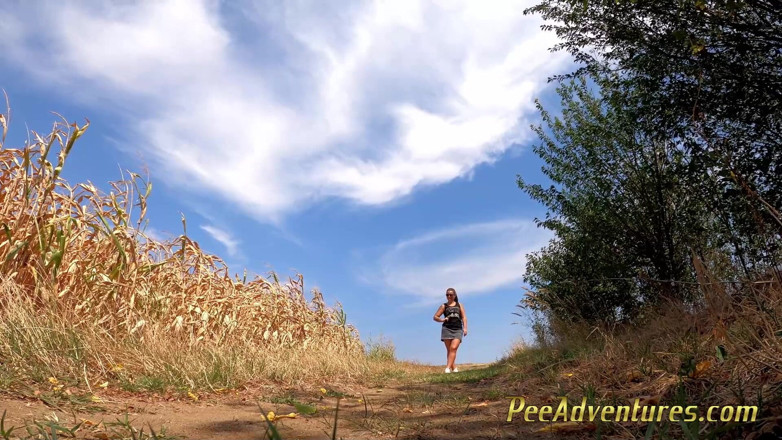 Pee Adventures: Pisse sur une route de terre au milieu d'un no-were