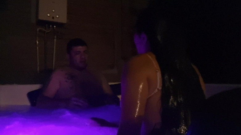 Rubis: Teenka křičí, když jí rozbiju zadek a vystříkám se jí...