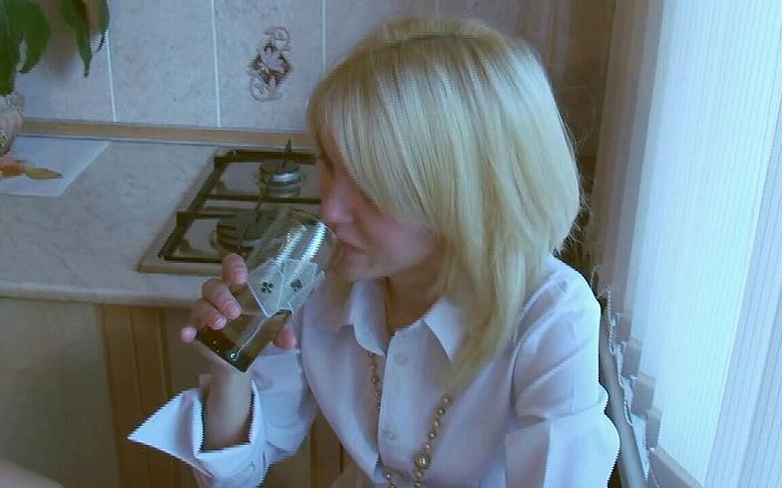 Russian sluts: Ta napalona blondie nie lubi smaku wytrysku swojego chłopaka