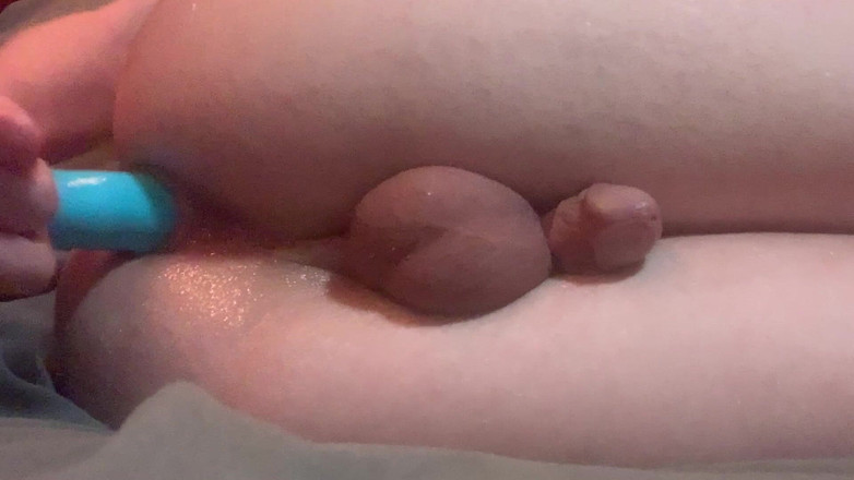 Brashen: Femboy Twink pieprzy spust z siebie
