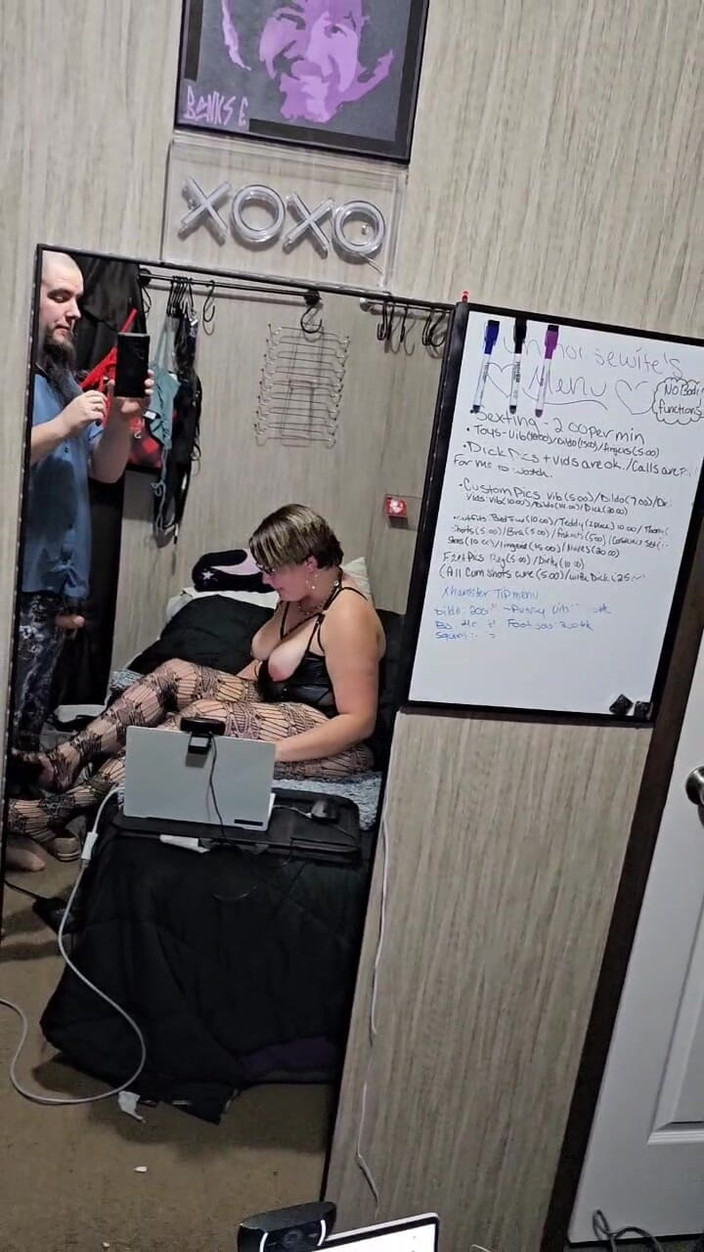 Funhousewife69: Er ging ins schlafzimmer und ließ mich seinen schwanz lutschen