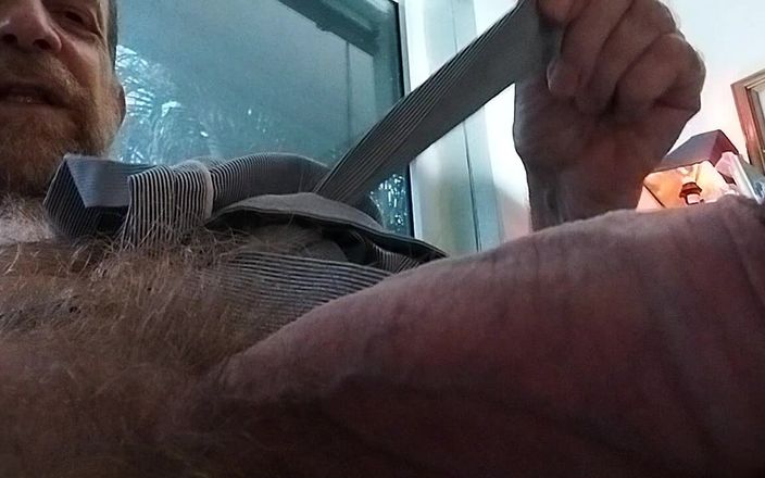 Hairyartist: Ajut să-mi frec picioarele înainte de a-mi pune șosete de rochie
