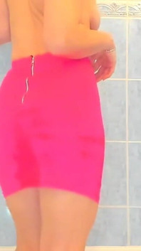 su una gonna rosa