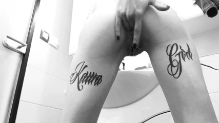 InkedKawaGirl: Futai cu degetul în gaura curului