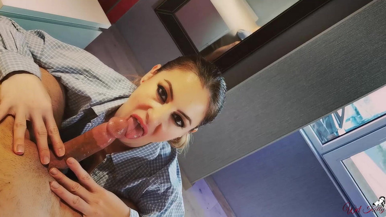 Wet Kelly: MILF excitată călărește un penis și ejaculează pe el dimineața devreme