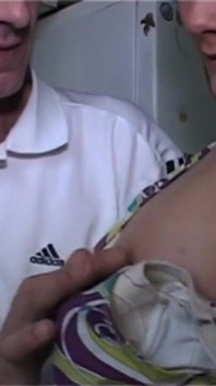 V kuchyni zralý muž svádí brunetku svým velkým ptákem