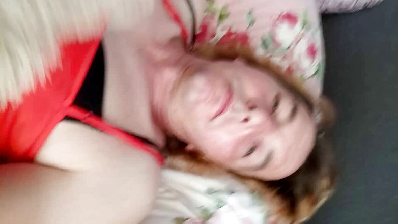 Leatransteen: 빨간 새틴에 정액