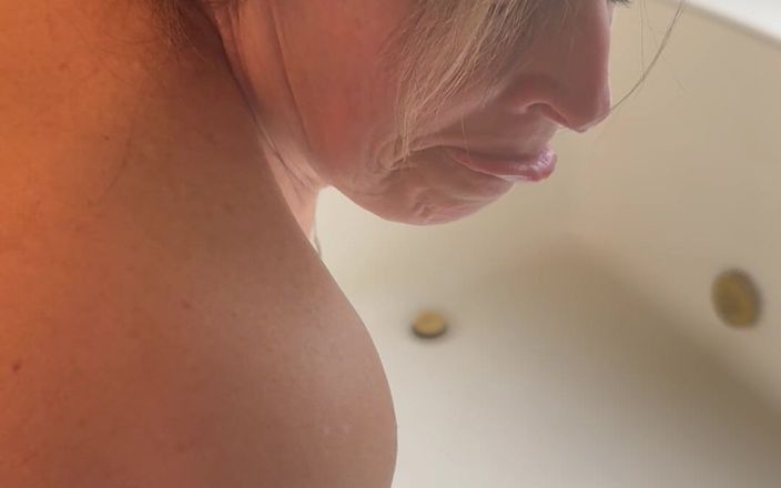 Bonewizzard69: Rijpe vrouw met mooie kont en voeten