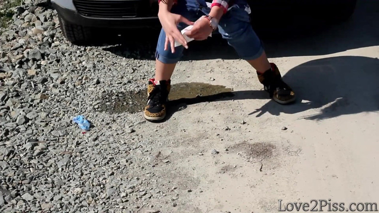 Love 2 Piss: Skoro je přistižena při močení před autem