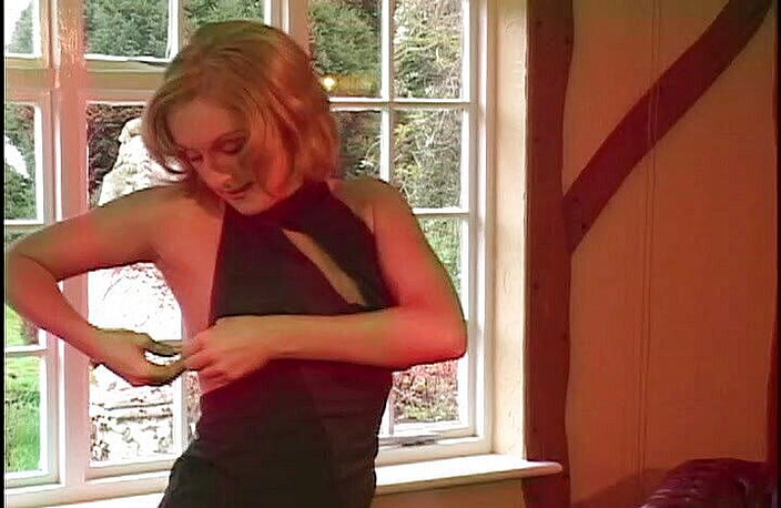 CBD Media: Biatrice White muda panas dikongkek duburnya di atas meja biliard