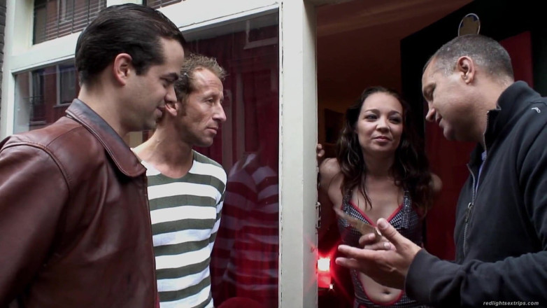 Red light sex trips: Trio con una mora carina - Redlightsextrips