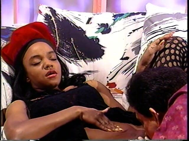 Old Good Porn: La ragazza ebano cavalca uno stallone con il cazzo duro...