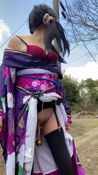 Nr 104 Widmowa piękność kimona, która pojawiła się na zimowej wsi Crossdresser chodzi w słońcu - Część 1