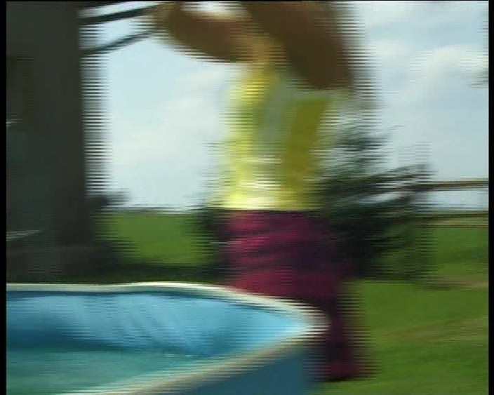 VintageXMovies: 수영장에서 놀리는 장난꾸러기 발정난 금발 십대 - 젖은 비키니 슬립 및 바디 플레이