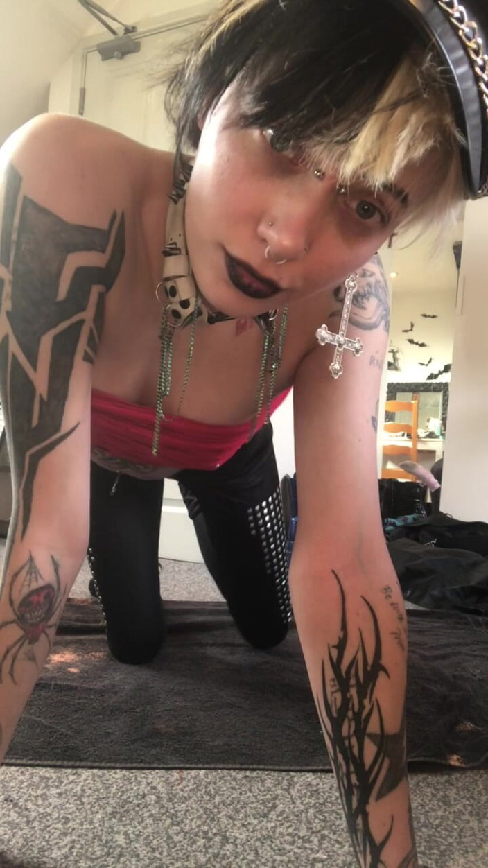 Glitterqueen1999: Goth Domme lacht über deinen schwanz, fickt dich und demütigt dich...