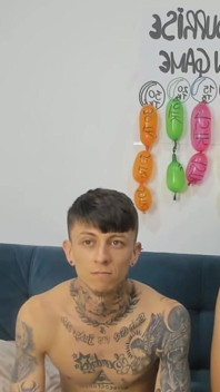 Casal dançando e chupando na câmera
