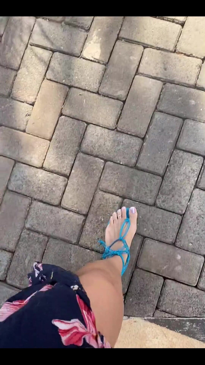 KiffaFeet: Selamat pagi dengan kaki seksiku dan sandal biru