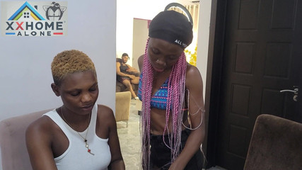 Home Alone: İki genç kız sırayla büyük yarağa biniyor. Genç sıkı amcık