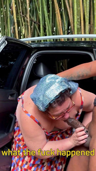Cette femme mature n’est pas heureuse avec une bite monstrueuse au fond de son cul