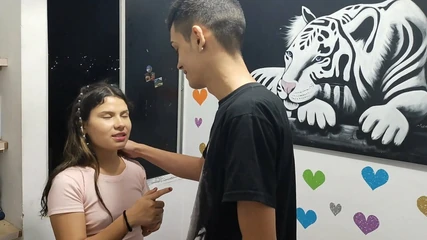 Üvey erkek kardeşim ödevimi yapmama izin vermiyor ve boşalana kadar beni sikiyor