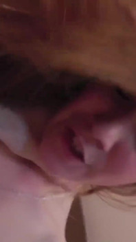 tonåringy Nympho äter cumload