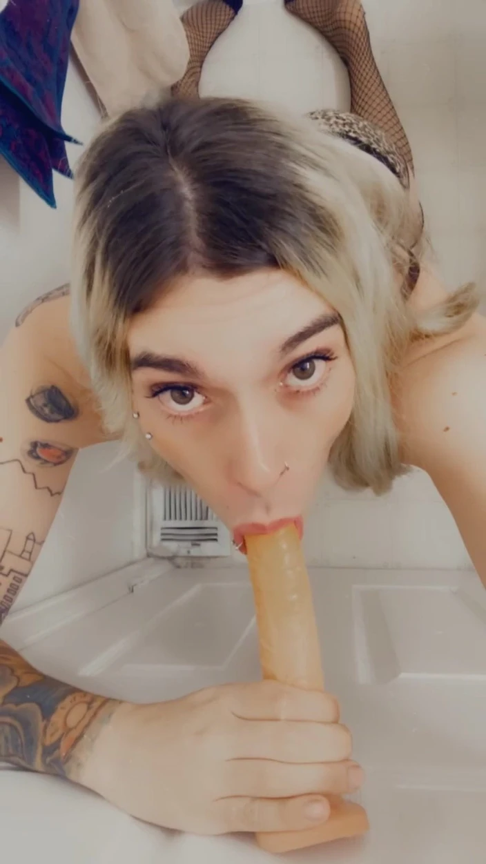 CarmenMelatonin: lingerie slut loves to play