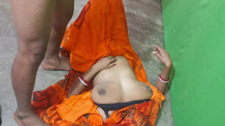 Trilokinath: Desi zia nuda