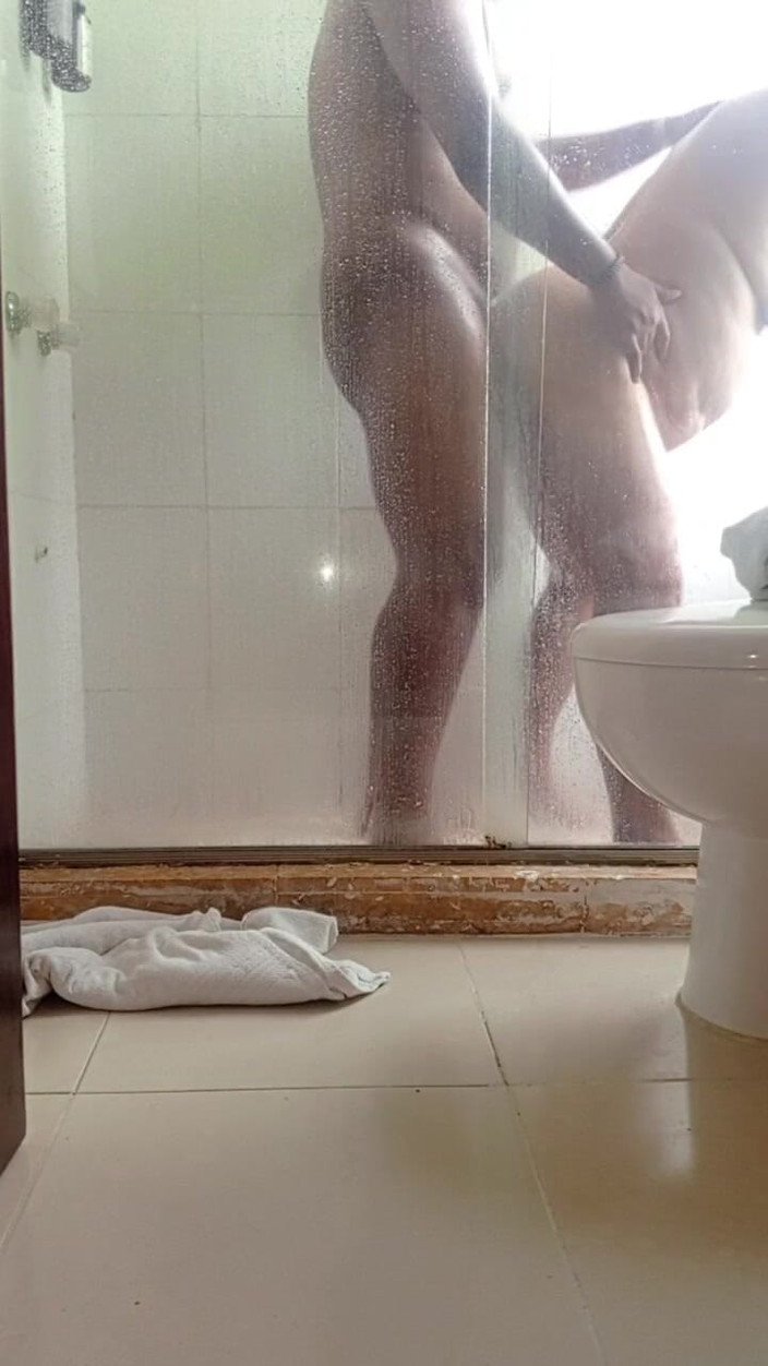 Milfta boohot: 在酒店浴室里操一个熟女继母