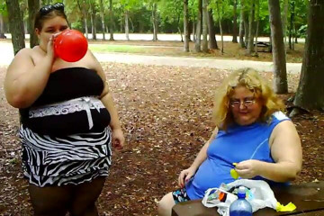 BBW nurse Vicki adventures with friends: 2 bbws están soplando y reventando globos