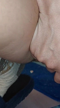Behaarte muschi von brünette tanzt nackt ums haus. Amateur-ehefrau, behaarte muschi, dicker arsch.