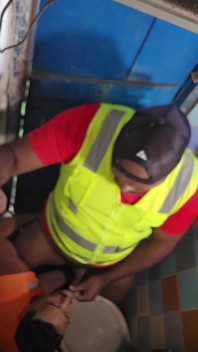 El baño de la construcción se convirtió en una puta
