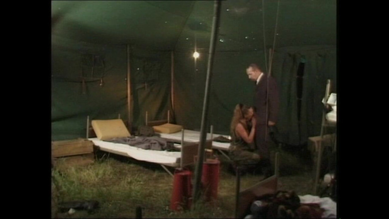 Deutschland porn: Con đĩ quân đội tóc nâu hứng tình bú một con cu...