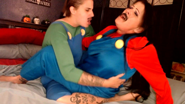 Abby Anna: Cosplay lésbico Mario e Luigi Scissoring