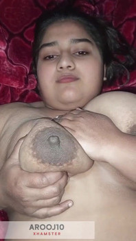 Chica india cachonda con enormes pechos naturales en solo video de placer