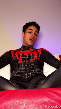 Spider-Man-dräkt och poser