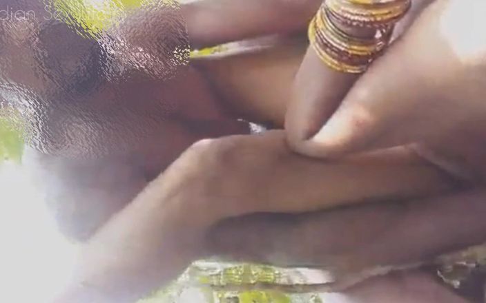 Indian Sex Life: Indische boerderijeigenaar neukte zijn vreemdgaande meid in de jungle